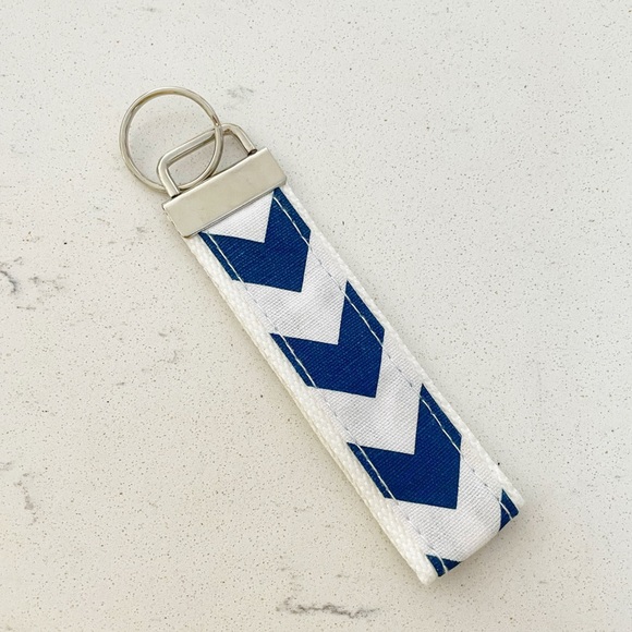 HANDMADE Dog Mom Navy White and Silver Glitter Keychain Holder Fob - NEW - Picture 4 of 4